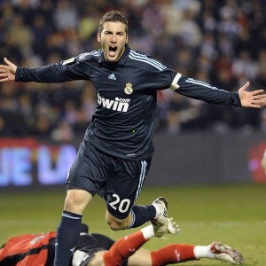 【开云】泰山队2025赛季回顾，连续两年第五名背后的攻防博弈